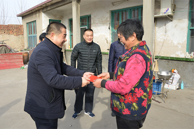 2018年2月10日，公司总经理李安东走访房家村难题人民。